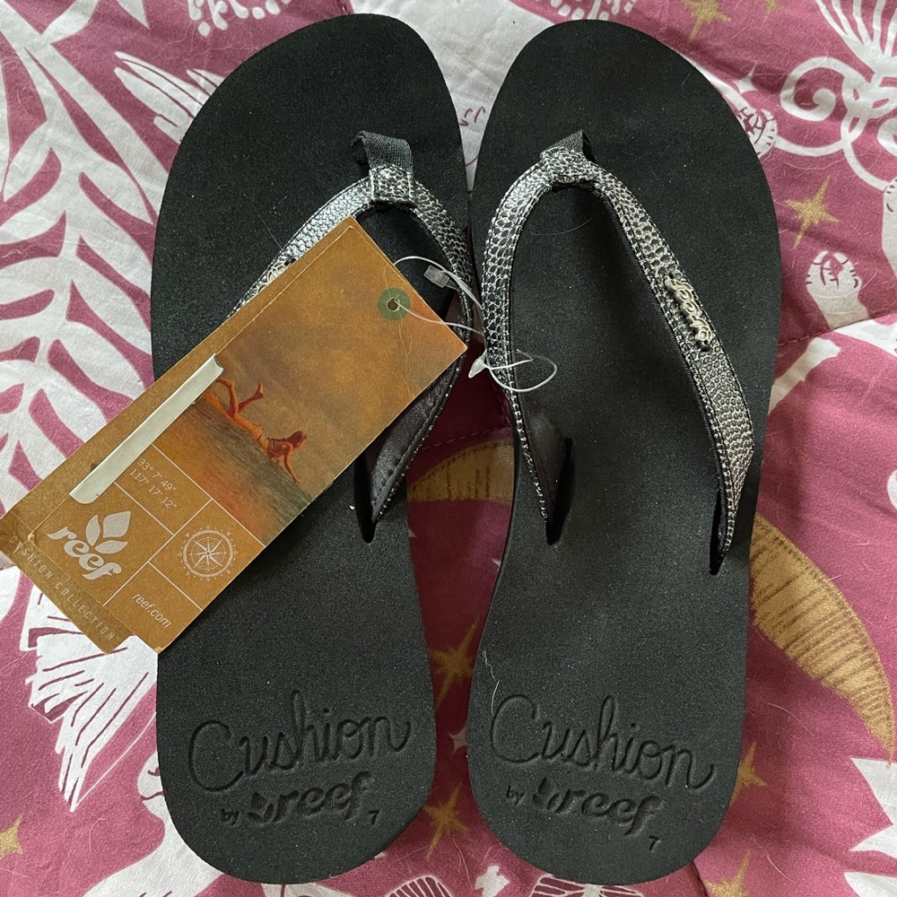 Reef cushion flip flops NWT black and silver